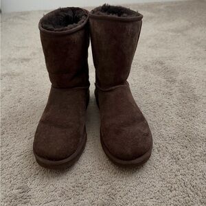 UGG Classic Short Boots – Size 7, Chocolate Brown Suede